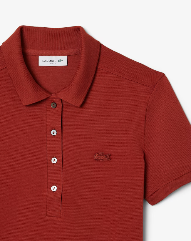 Polo feminina Lacoste em piqué de algodão com stretch