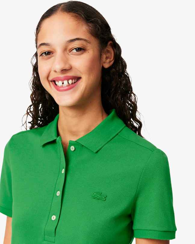 Polo feminina Lacoste em piqué de algodão com stretch
