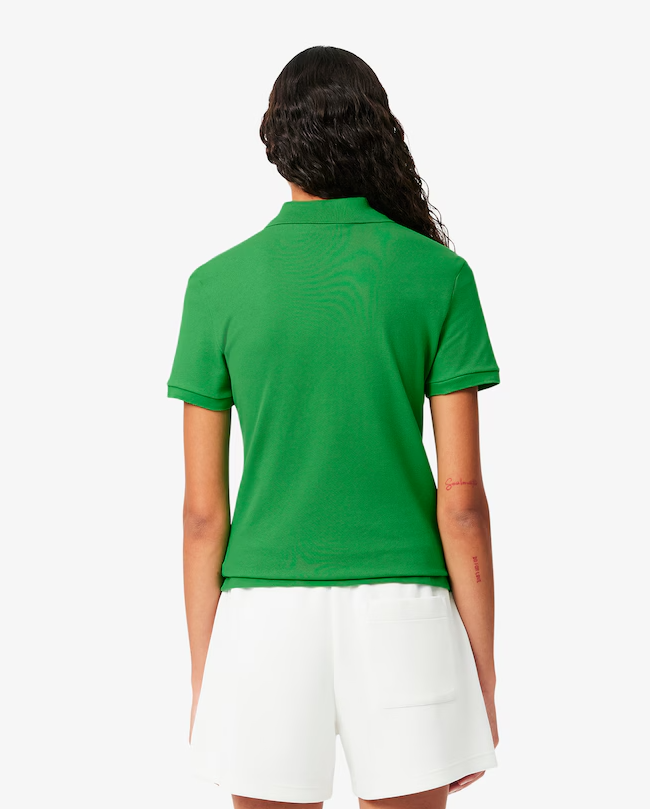 Polo feminina Lacoste em piqué de algodão com stretch