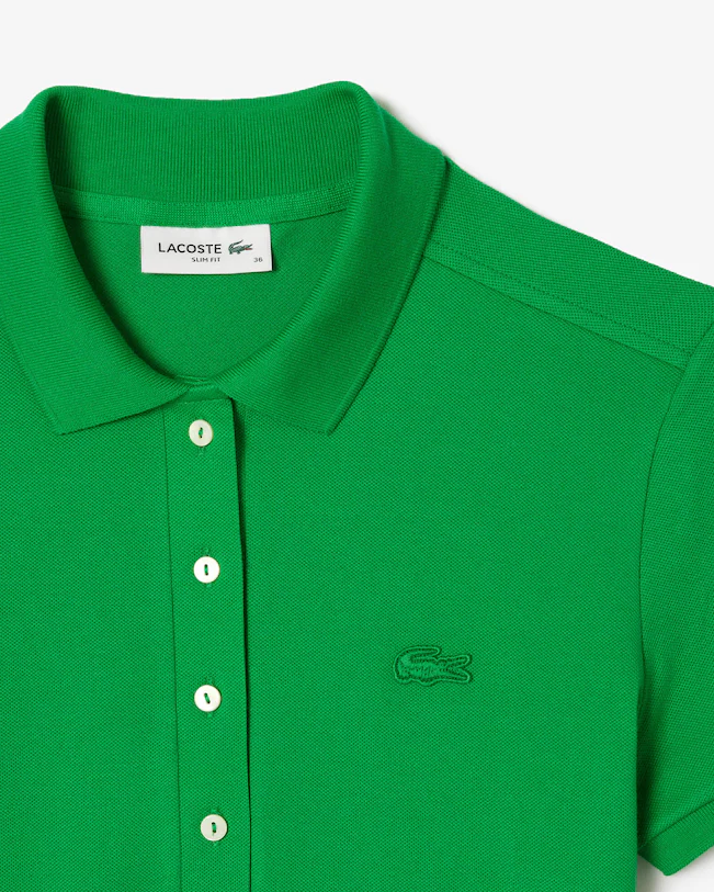 Polo feminina Lacoste em piqué de algodão com stretch