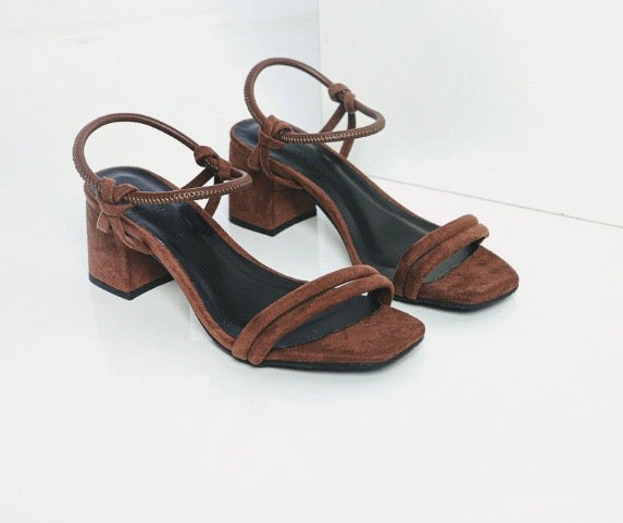 Sandália Suede Block – Salto Bloco com Tiras em Camurça Marrom