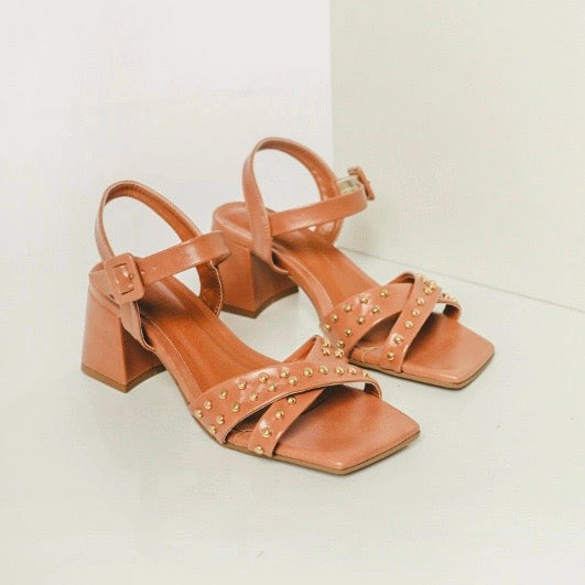 Sandália Block Stud – Salto Bloco com Tiras Cruzadas e Tachas Douradas