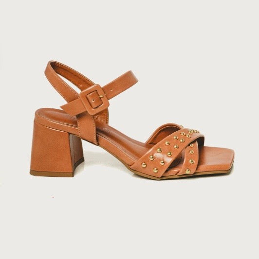 Sandália Block Stud – Salto Bloco com Tiras Cruzadas e Tachas Douradas