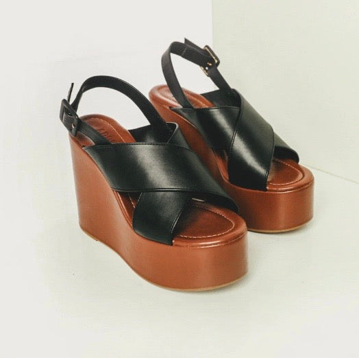 Sandália Wedge Criss – Plataforma Alta com Tiras Cruzadas