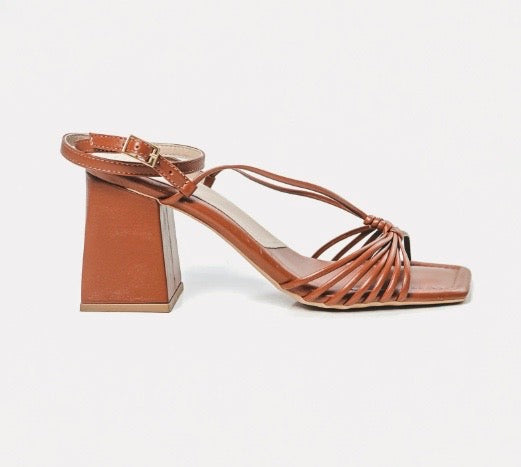 Sandália Minimal Strap – Salto Bloco com Tiras Finas Torcidas