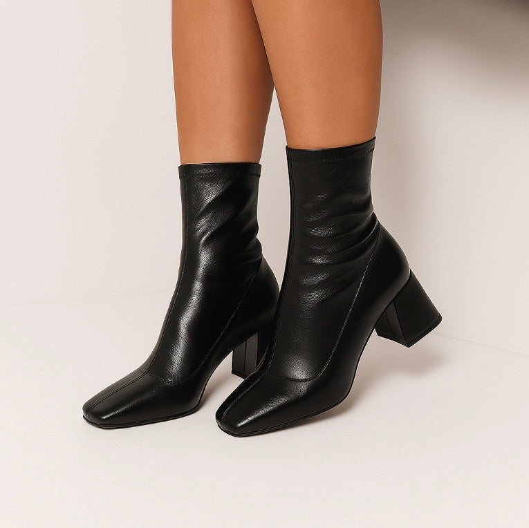 Bota Meia Block – Cano Médio Ajustado com Salto Grosso