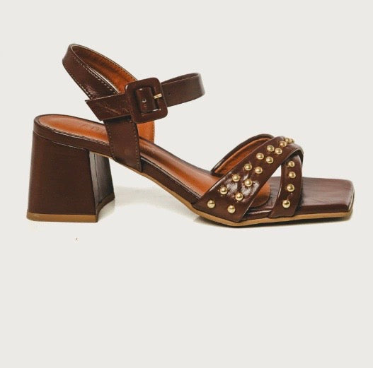 Sandália Block Stud – Salto Bloco com Tiras Cruzadas e Tachas Douradas