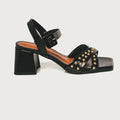 Sandália Block Stud – Salto Bloco com Tiras Cruzadas e Tachas Douradas