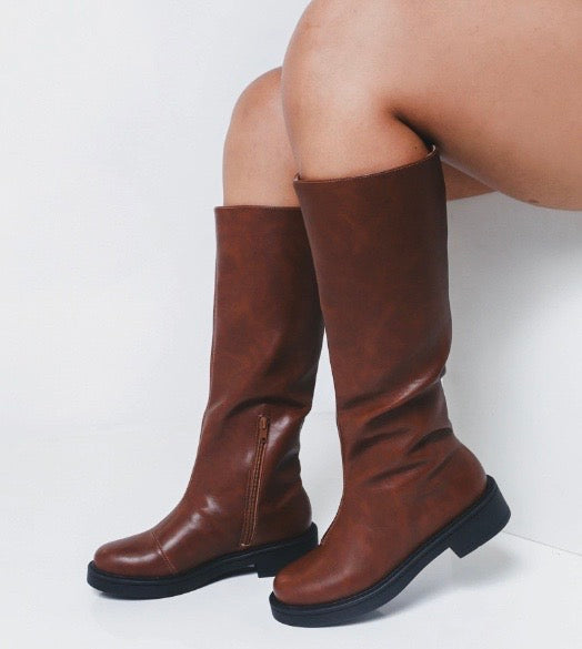 Bota Cano Alto Classic Brown – Solado Reto e Fechamento Lateral