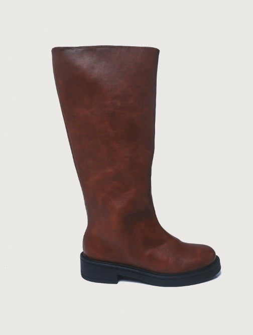 Bota Cano Alto Classic Brown – Solado Reto e Fechamento Lateral