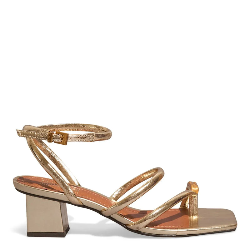 Sandália Elegance Metal – Salto Bloco e Tiras Finas com Detalhe Dourado